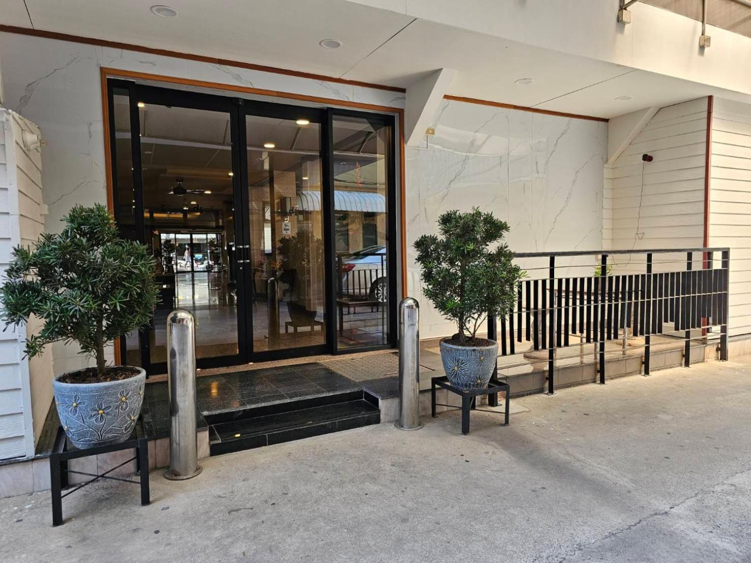 Dynasty Inn Bangkok Buitenkant foto