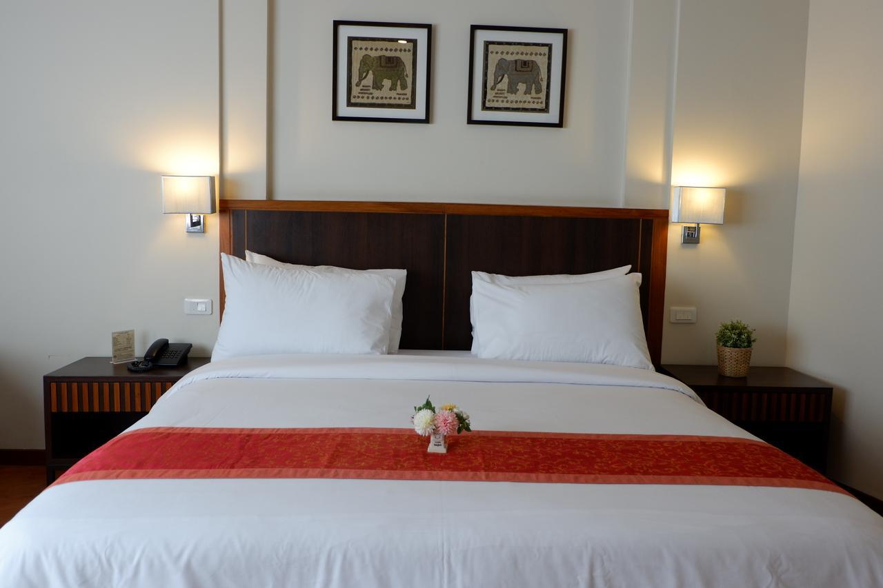Dynasty Inn Bangkok Buitenkant foto